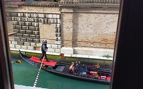 Venice And Venice Apartments - Private Rooms In Shared Apartment